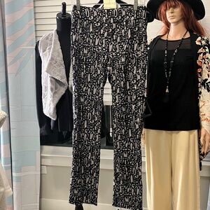 Chic Black and White Patterned Women's cargo stretch Pants